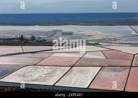 Kenya, lago Magadi, stabilimento di Tata, impianto di estrazione delle ceneri di sodio per l'industria (vista aerea) Foto Stock