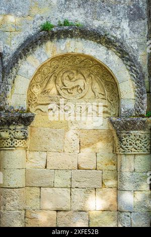 Francia, Gironda, Tauriac, chiesa romanica di Saint Etienne costruita tra l'XI e il XII secolo, timpano scolpito che rappresenta Agnus dei Foto Stock