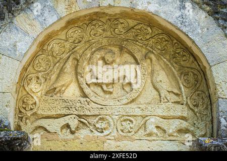 Francia, Gironda, Tauriac, chiesa romanica di Saint Etienne costruita tra l'XI e il XII secolo, timpano scolpito che rappresenta Agnus dei Foto Stock