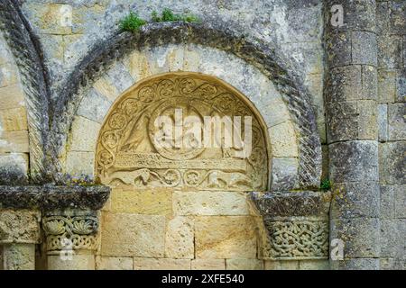 Francia, Gironda, Tauriac, chiesa romanica di Saint Etienne costruita tra l'XI e il XII secolo, timpano scolpito che rappresenta Agnus dei Foto Stock