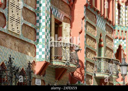 Spagna, Catalogna, Barcellona, dettaglio della facciata della casa Vicens costruita tra il 1883 e il 1885 dall'architetto Antoni Gaudí in stile modernista, ceramica Foto Stock