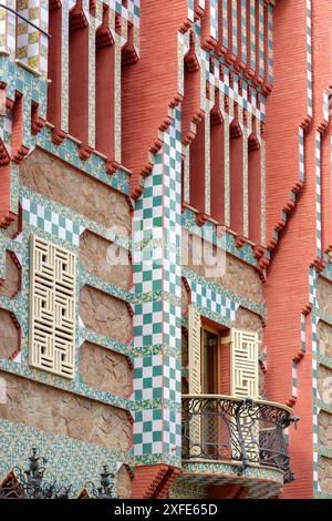 Spagna, Catalogna, Barcellona, dettaglio della facciata della casa Vicens costruita tra il 1883 e il 1885 dall'architetto Antoni Gaudí in stile modernista, ceramica Foto Stock