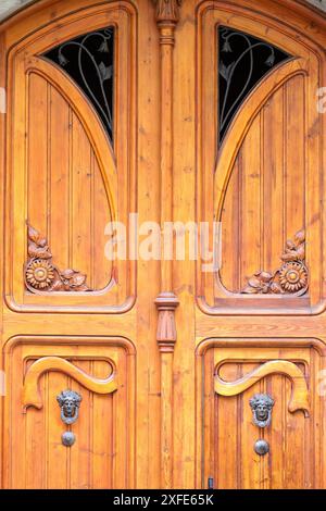 Spagna, Catalogna, Barcellona, porta di un condominio in stile modernista situato al 231 di Carrer Gran de Gracia nel quartiere Vila de Gracia Foto Stock