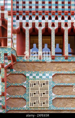 Spagna, Catalogna, Barcellona, dettaglio della facciata della casa Vicens costruita tra il 1883 e il 1885 dall'architetto Antoni Gaudí in stile modernista Foto Stock