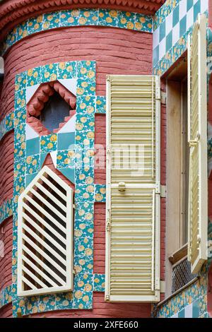 Spagna, Catalogna, Barcellona, dettaglio della facciata della casa Vicens costruita tra il 1883 e il 1885 dall'architetto Antoni Gaudí in stile modernista, ceramica Foto Stock