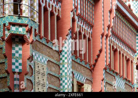 Spagna, Catalogna, Barcellona, dettaglio della facciata della casa Vicens costruita tra il 1883 e il 1885 dall'architetto Antoni Gaudí in stile modernista, ceramica Foto Stock