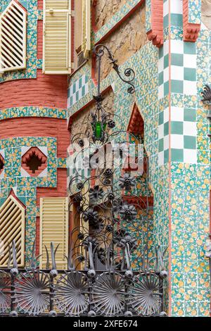 Spagna, Catalogna, Barcellona, dettaglio della facciata della casa Vicens costruita tra il 1883 e il 1885 dall'architetto Antoni Gaudí in stile modernista, ceramica Foto Stock