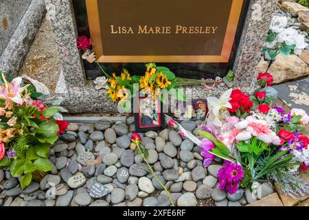 Stati Uniti, Tennessee, Memphis, Graceland, casa di Elvis Presley, lapide di Lisa Marie Presley figlia di Elvis nel giardino di meditazione Foto Stock