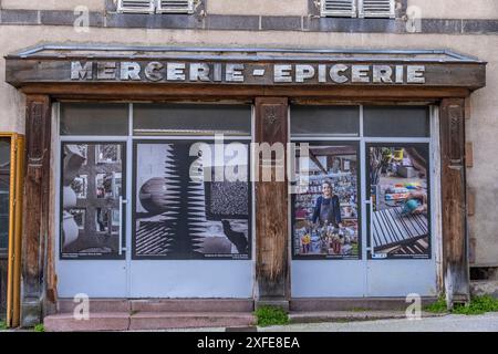 Francia, Puy-de-Dôme (63), Volvic, ancienne mercerie-épicerie Foto Stock