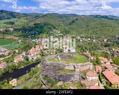 Francia, alta Loira, Saint Ilpize, castello e cappella, valle dell'Allier (vista aerea) Foto Stock