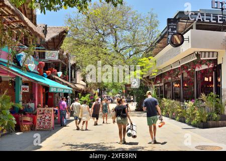 Messico, stato di Quintana Roo, Riviera Maya, Playa del Carmen, Quinta Avenida, la principale strada pedonale turistica Foto Stock