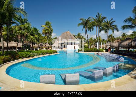 Messico, stato di Quintana Roo, Riviera Maya, Playa Paraiso, piscina presso l'hotel Iberostar Foto Stock