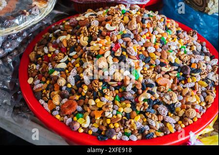 Tradizionale mix dolce uzbeko di varie varietà di noci, frutta secca, dolci orientali sul bancone nel primo piano del bazar orientale Foto Stock