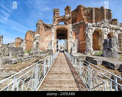 Costruito ancor prima del Colosseo e probabilmente un modello per esso, l'anfiteatro di Capua è uno degli anfiteatro meglio conservati dell'epoca romana Foto Stock