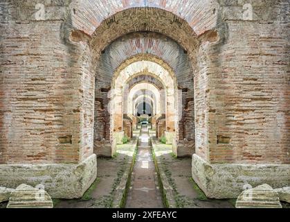 Costruito ancor prima del Colosseo e probabilmente un modello per esso, l'anfiteatro di Capua è uno degli anfiteatro meglio conservati dell'epoca romana Foto Stock