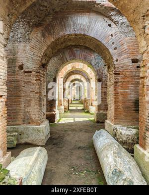 Costruito ancor prima del Colosseo e probabilmente un modello per esso, l'anfiteatro di Capua è uno degli anfiteatro meglio conservati dell'epoca romana Foto Stock