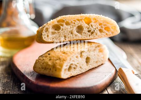 Pane ciabatta italiano sul tagliere su un tavolo di legno. Foto Stock