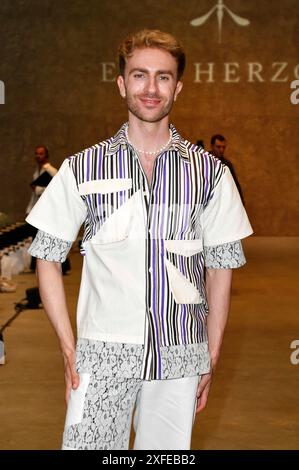 Felix Nieder bei der Ewa Herzog Fashion Show auf der Berlin Fashion Week S/S 2025 in der König Galerie. Berlino, 02.07.2024 *** Felix Nieder alla Ewa Herzog Fashion Show alla Berlin Fashion Week S 2025 nella König Galerie Berlin, 02 07 2024 foto:Xn.xKubelkax/xFuturexImagex herzog 4721 Foto Stock