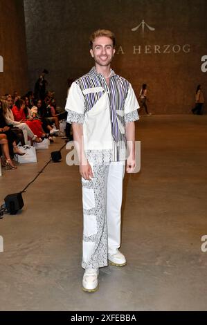 Felix Nieder bei der Ewa Herzog Fashion Show auf der Berlin Fashion Week S/S 2025 in der König Galerie. Berlino, 02.07.2024 *** Felix Nieder alla Ewa Herzog Fashion Show alla Berlin Fashion Week S 2025 nella König Galerie Berlin, 02 07 2024 foto:Xn.xKubelkax/xFuturexImagex herzog 4720 Foto Stock