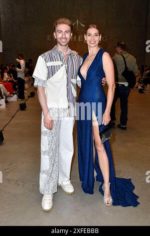 Felix Nieder und Rebecca Kunikowski bei der Ewa Herzog Fashion Show auf der Berlin Fashion Week S/S 2025 in der König Galerie. Berlino, 02.07.2024 *** Felix Nieder e Rebecca Kunikowski alla sfilata Ewa Herzog Fashion Week S 2025 nella König Galerie Berlin, 02 07 2024 foto:Xn.xKubelkax/xFuturexImagex herzog 4723 Foto Stock