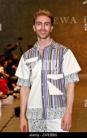 Felix Nieder bei der Ewa Herzog Fashion Show auf der Berlin Fashion Week S/S 2025 in der König Galerie. Berlino, 02.07.2024 *** Felix Nieder alla Ewa Herzog Fashion Show alla Berlin Fashion Week S 2025 nella König Galerie Berlin, 02 07 2024 foto:Xn.xKubelkax/xFuturexImagex herzog 4722 Foto Stock