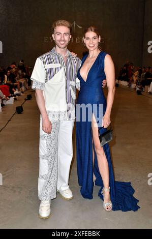 Felix Nieder und Rebecca Kunikowski bei der Ewa Herzog Fashion Show auf der Berlin Fashion Week S/S 2025 in der König Galerie. Berlino, 02.07.2024 *** Felix Nieder e Rebecca Kunikowski alla sfilata Ewa Herzog Fashion Week S 2025 nella König Galerie Berlin, 02 07 2024 foto:Xn.xKubelkax/xFuturexImagex herzog 4724 Foto Stock