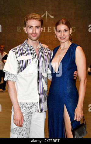 Felix Nieder und Rebecca Kunikowski bei der Ewa Herzog Fashion Show auf der Berlin Fashion Week S/S 2025 in der König Galerie. Berlino, 02.07.2024 *** Felix Nieder e Rebecca Kunikowski alla sfilata Ewa Herzog Fashion Week S 2025 nella König Galerie Berlin, 02 07 2024 foto:Xn.xKubelkax/xFuturexImagex herzog 4725 Foto Stock