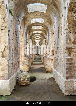 Costruito ancor prima del Colosseo e probabilmente un modello per esso, l'anfiteatro di Capua è uno degli anfiteatro meglio conservati dell'epoca romana Foto Stock