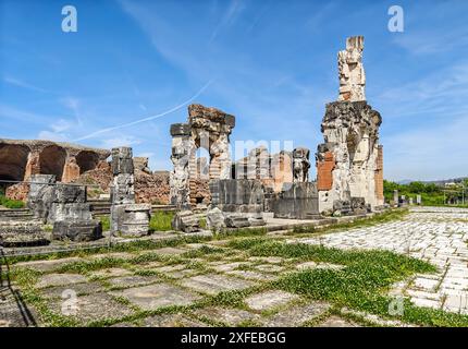 Costruito ancor prima del Colosseo e probabilmente un modello per esso, l'anfiteatro di Capua è uno degli anfiteatro meglio conservati dell'epoca romana Foto Stock