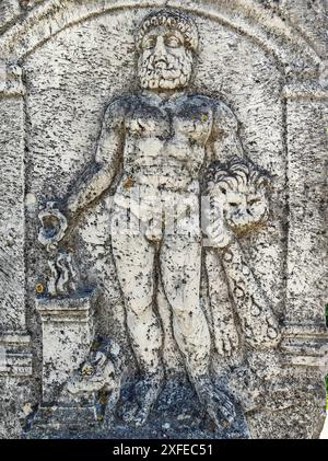 Costruito ancor prima del Colosseo e probabilmente un modello per esso, l'anfiteatro di Capua è uno degli anfiteatro meglio conservati dell'epoca romana Foto Stock