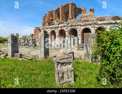 Costruito ancor prima del Colosseo e probabilmente un modello per esso, l'anfiteatro di Capua è uno degli anfiteatro meglio conservati dell'epoca romana Foto Stock