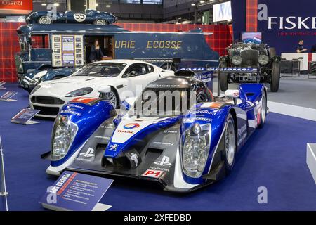 Parigi, Francia - Rétromobile 2024. Vista su una Peugeot 2011 blu 908. Foto Stock