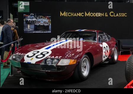 Parigi, Francia - Rétromobile 2024. Vista su una Ferrari 1970 Bordeaux 365 GTB/4 Daytona gruppo 4. Numero di telaio 13855. Foto Stock