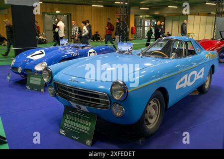 Parigi, Francia - Rétromobile 2024. Vista su una Peugeot 404 Diesel record blu del 1965. Foto Stock