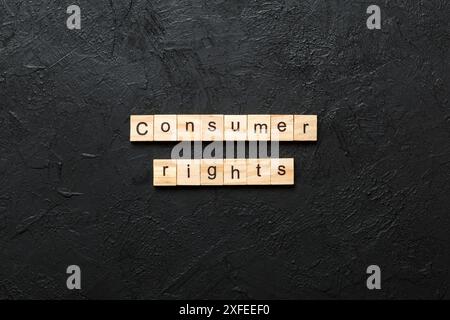 parola consomera scritta su un blocco di legno. testo dei diritti di consomero sul tavolo, concetto. Foto Stock
