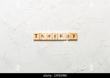 parola di terapia scritta su blocco di legno. testo di terapia su tabella di cemento per la vostra desing, concetto. Foto Stock