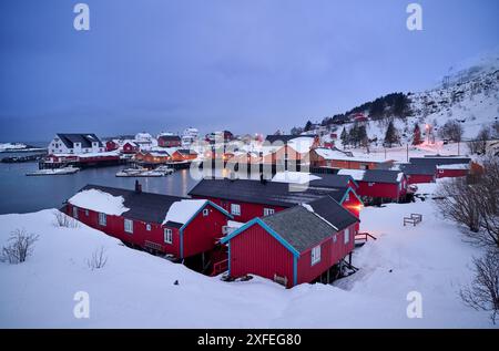 Cabine gialle e rosse o storico villaggio di pescatori di Tind, Lofoten, Norvegia, Europa Foto Stock