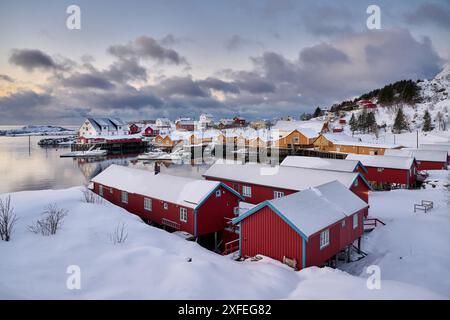 Cabine gialle e rosse o storico villaggio di pescatori di Tind, Lofoten, Norvegia, Europa Foto Stock