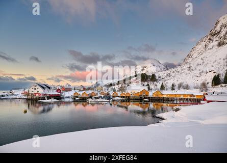 Cabine gialle e rosse o storico villaggio di pescatori di Tind, Lofoten, Norvegia, Europa Foto Stock