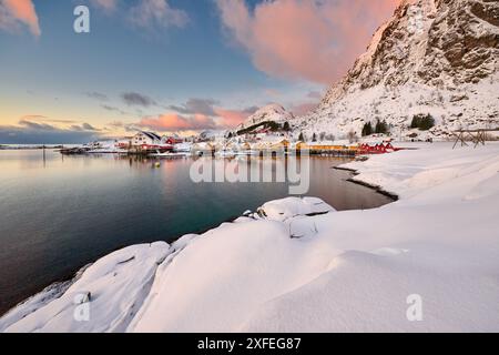 Cabine gialle e rosse o storico villaggio di pescatori di Tind, Lofoten, Norvegia, Europa Foto Stock