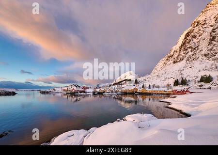 Cabine gialle e rosse o storico villaggio di pescatori di Tind, Lofoten, Norvegia, Europa Foto Stock