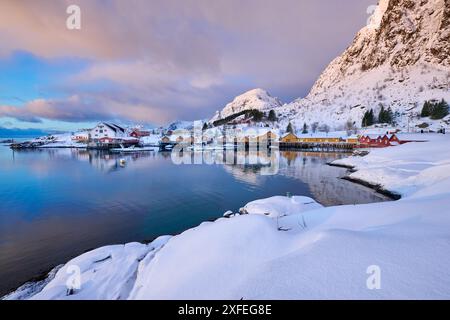 Cabine gialle e rosse o storico villaggio di pescatori di Tind, Lofoten, Norvegia, Europa Foto Stock