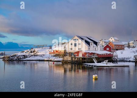 Cabine gialle e rosse o storico villaggio di pescatori di Tind, Lofoten, Norvegia, Europa Foto Stock