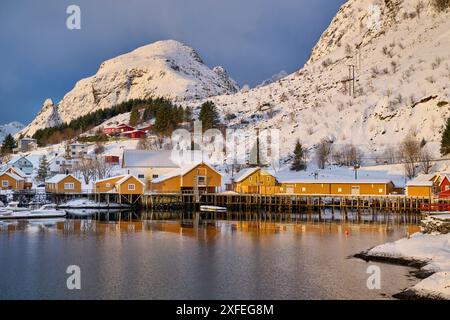 Cabine gialle e rosse o storico villaggio di pescatori di Tind, Lofoten, Norvegia, Europa Foto Stock