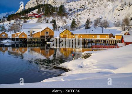 Cabine gialle e rosse o storico villaggio di pescatori di Tind, Lofoten, Norvegia, Europa Foto Stock