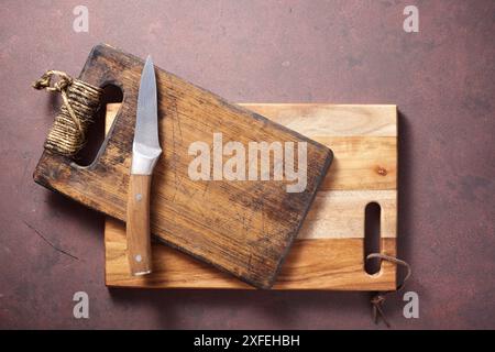 Primo piano di due taglieri di legno e un coltello su un piano di lavoro della cucina Foto Stock