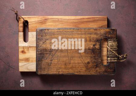 Primo piano di due taglieri in legno su un piano di lavoro della cucina Foto Stock