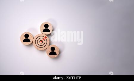 Collegamento tra tavola da disegno e freccia rossa e icona umana per il gruppo di destinazione focalizzato sul cliente e il concetto di gestione delle relazioni con il cliente, cliente target, Foto Stock