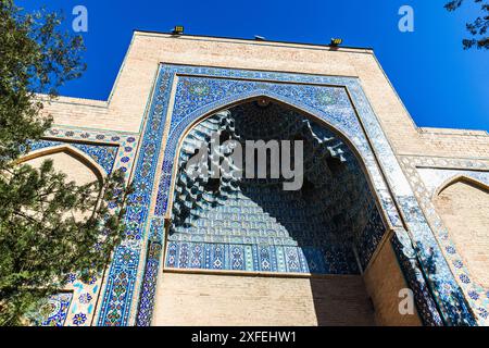 Portale d'ingresso principale del mausoleo di Gur-e Amir del conquistatore turco-mongolo Timur a Samarcanda, Uzbekistan. Eretto su iniziativa e all'ex Foto Stock