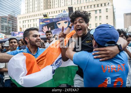 Manhattan, Stati Uniti. 29 giugno 2024. I tifosi dell'India National Cricket Team festeggiano dopo che l'India ha vinto la finale di cricket T20 della Coppa del mondo maschile ICC contro il Sudafrica nella North Oculus Plaza di New York. Credito: SOPA Images Limited/Alamy Live News Foto Stock